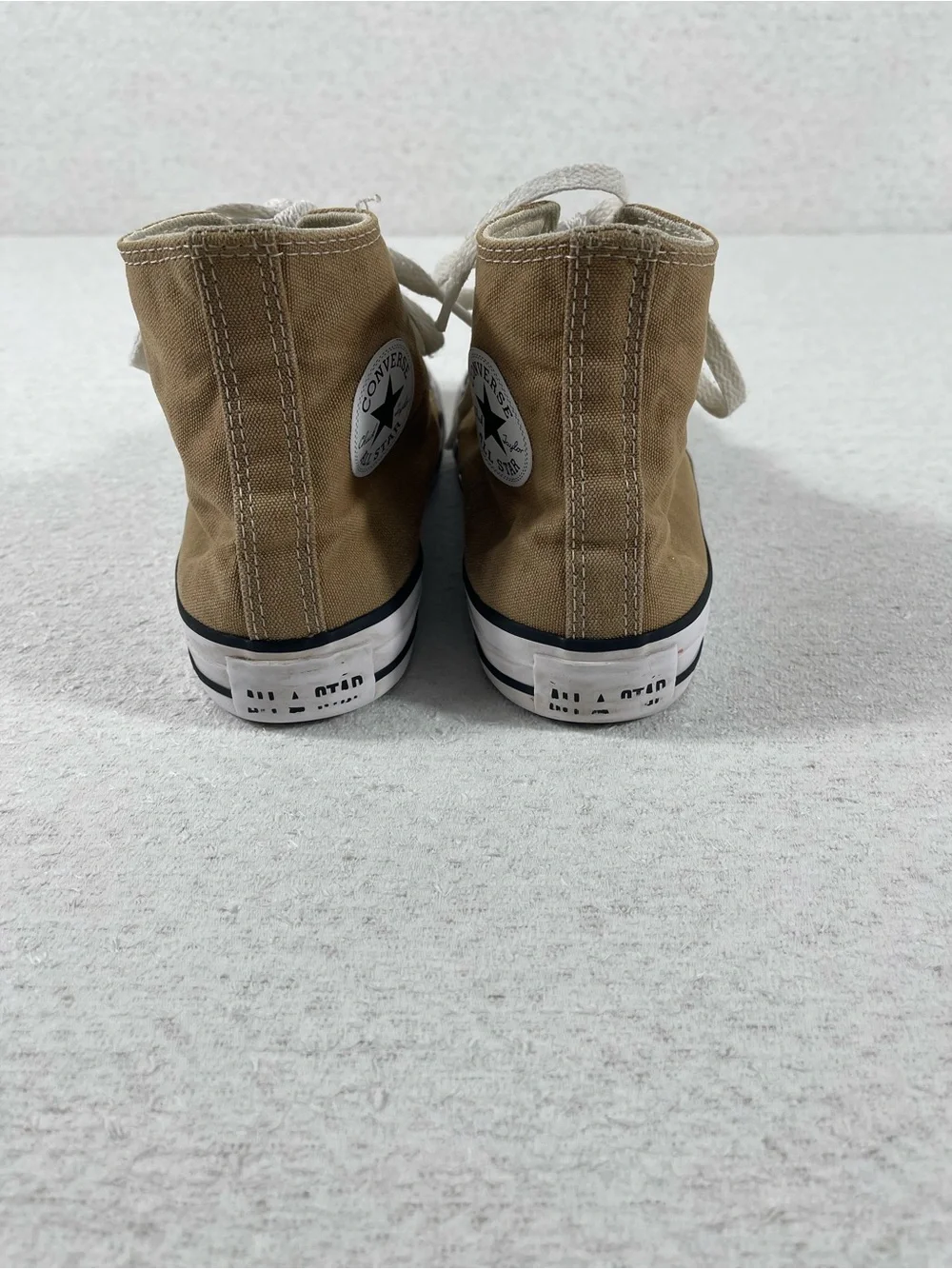 Converse Youth Size 4 Chuck Taylor All Star High Top Sneakers. SKU#0370